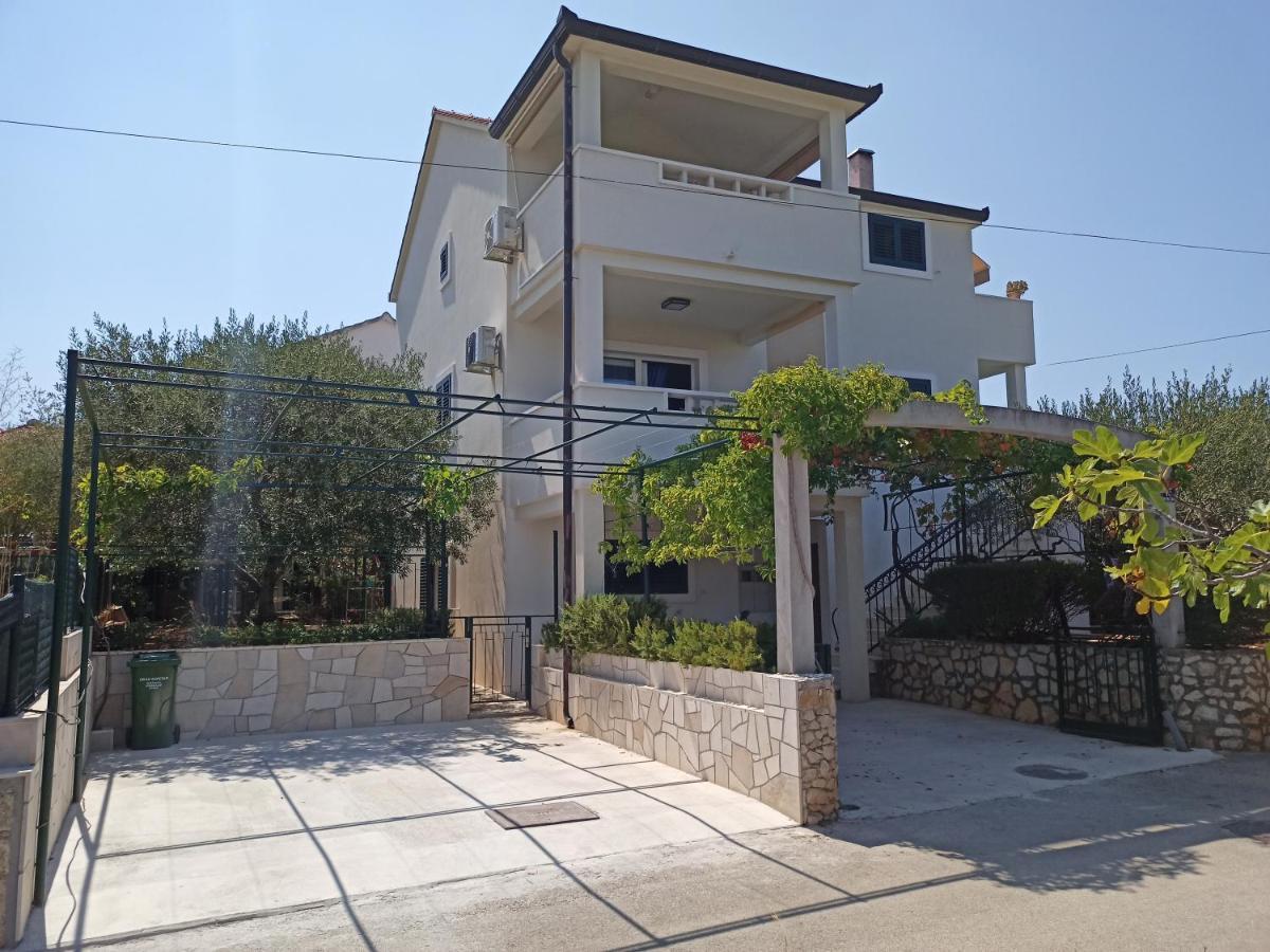 Apartments Romarin Supetar Exterior foto